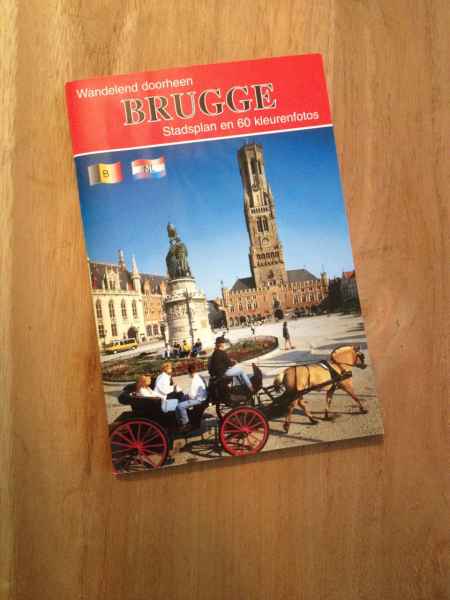 Wandelend doorheen Brugge : stadsplan en 62 kleurenfotos.